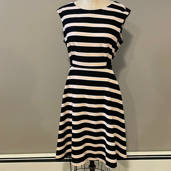 Roz & Ali Dresses & Skirts - Roz & Ali sleeveless striped tie waist midi dress